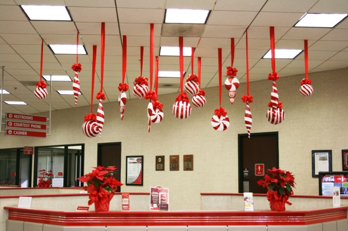 How to decorate your office desk for christmas