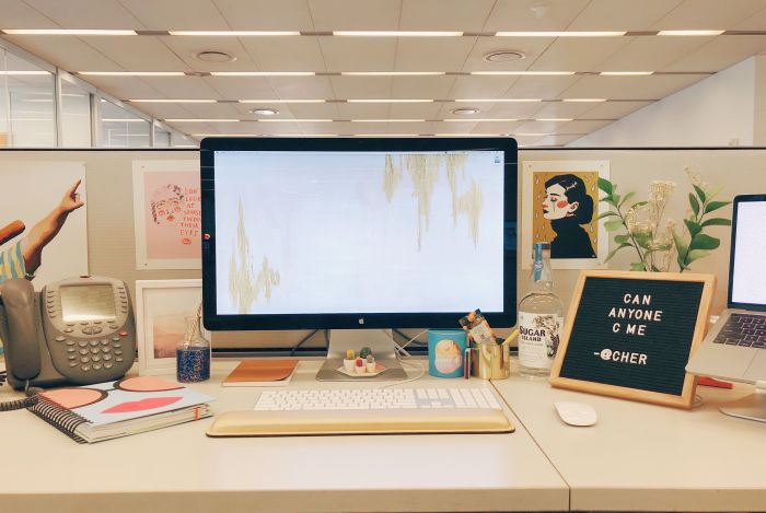 How to decorate your office desk for christmas