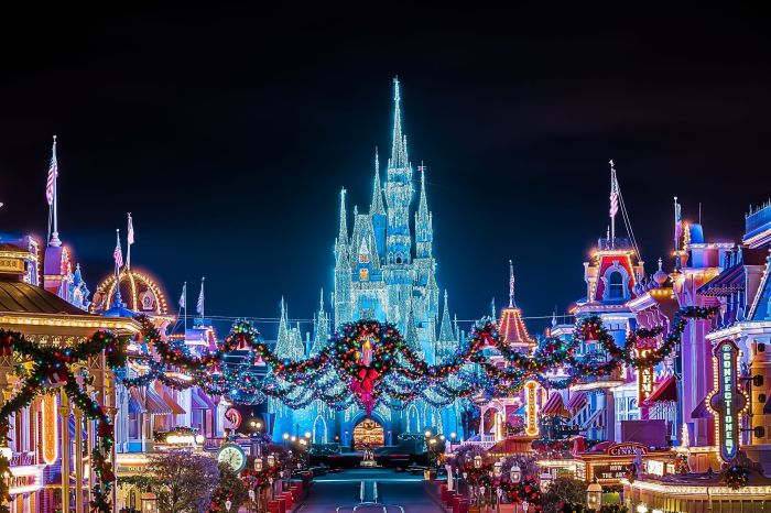 When does disney start decorating for christmas 2020